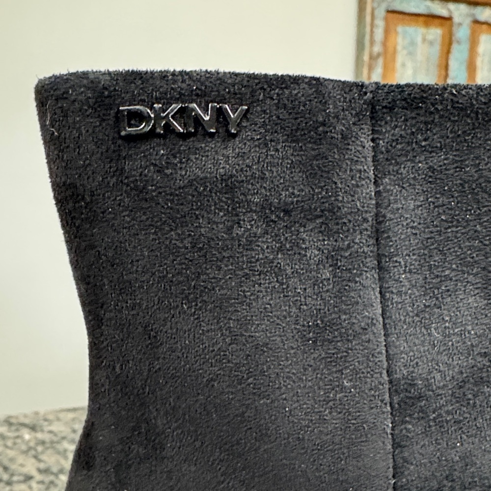 DKNY Black Ankle Booties with Textured Block Heel NEW 9.5 - Picture 3 of 17